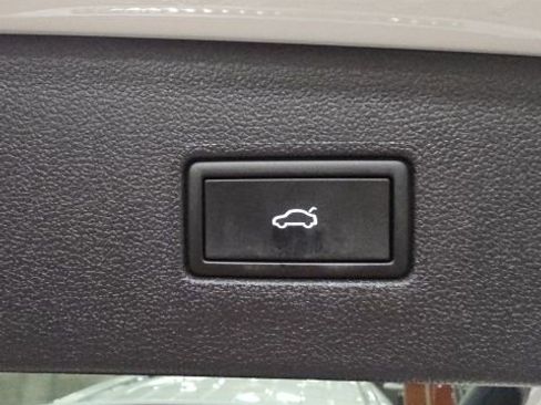 Used 2024 Volkswagen Tiguan Wolfsburg Edition image 38