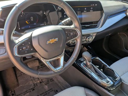 Used 2025 Chevrolet Trax LT FWD image 11
