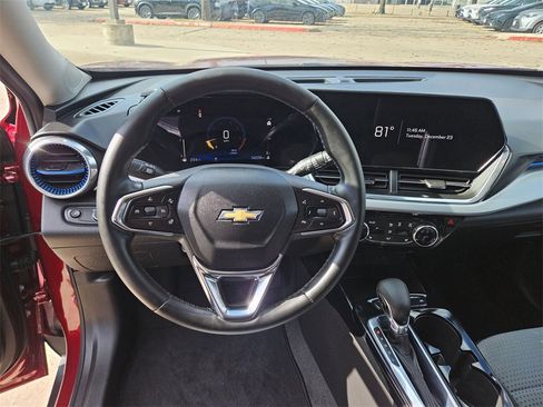 Used 2025 Chevrolet Trax LT w/ LT Convenience Package image 16