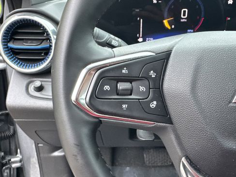 Used 2025 Chevrolet Trax LT w/ LT Convenience Package FWD image 23