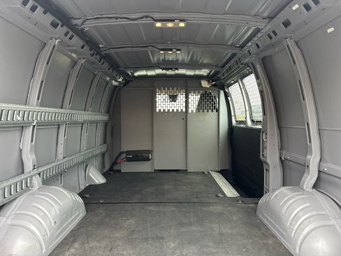 Used 2021 Chevrolet Express 3500 w/ Driver Convenience Package image 29