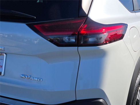 Used 2023 Nissan Rogue SV image 13