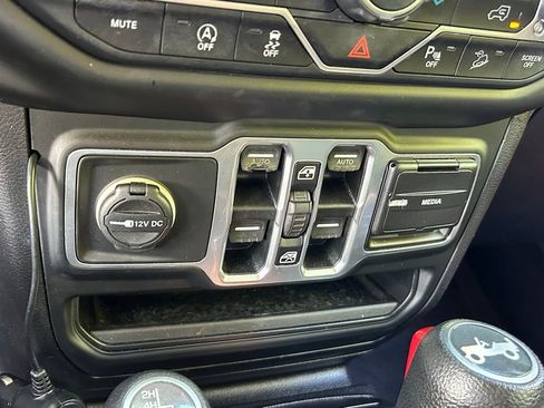 Used 2018 Jeep Wrangler Unlimited Sahara AWD/4WD image 24
