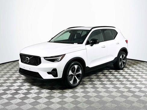 Used 2023 Volvo XC40 B5 Plus w/ Protection Package Premier AWD/4WD image 3