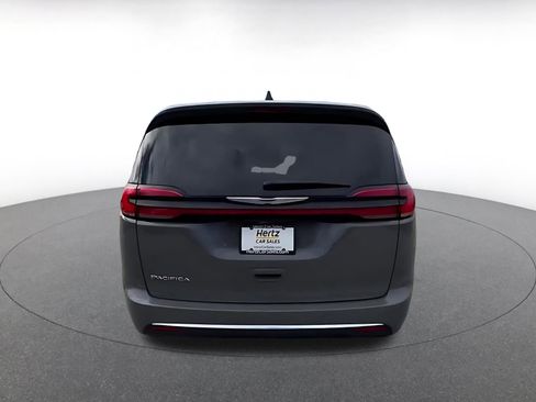 Used 2025 Chrysler Pacifica Select image 12