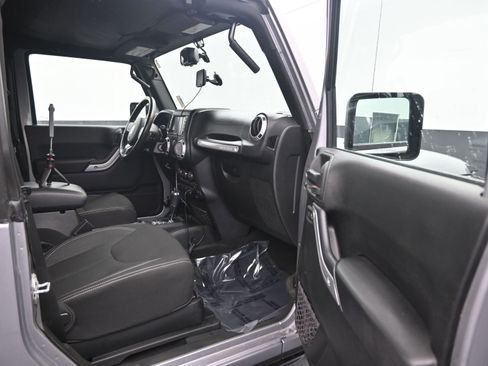 Used 2018 Jeep Wrangler Sahara w/ Connectivity Group image 11