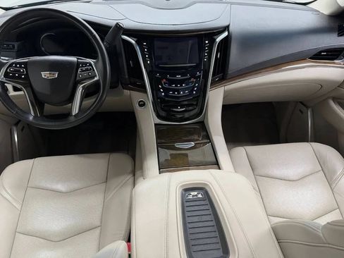 Used 2019 Cadillac Escalade Luxury RWD image 2