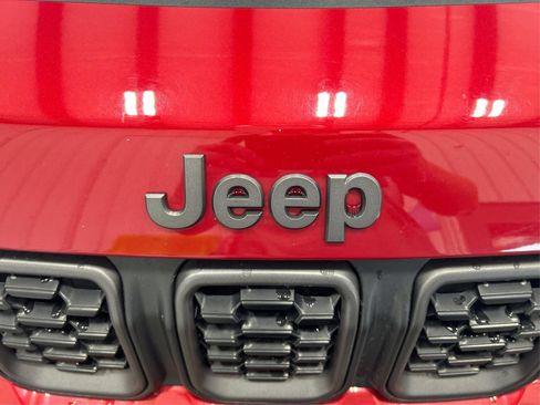 Used 2025 Jeep Compass Trailhawk AWD/4WD image 23