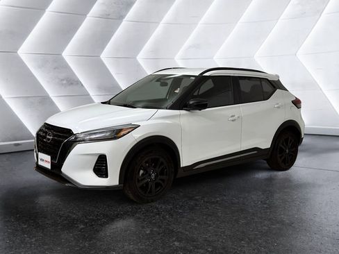 Used 2024 Nissan Kicks SR image 3