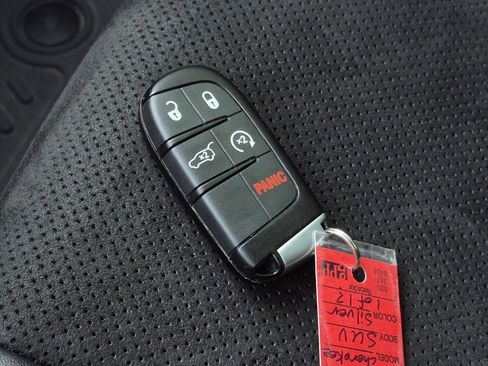 Used 2019 Jeep Grand Cherokee Altitude image 34