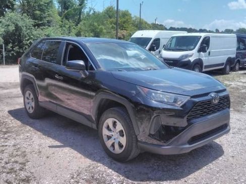 Used 2022 Toyota RAV4 LE FWD image 2