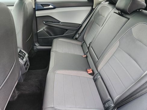 Certified 2024 Volkswagen Taos SE image 11