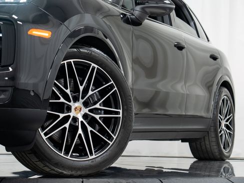 Used 2025 Porsche Cayenne AWD/4WD image 32