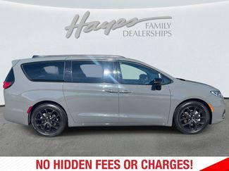 Used 2025 Chrysler Pacifica Limited FWD video 2