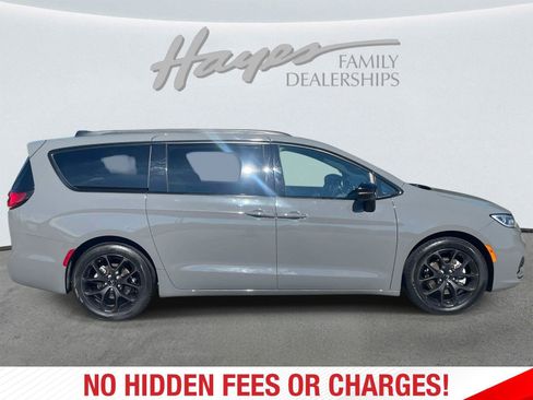 Used 2025 Chrysler Pacifica Limited FWD image 2