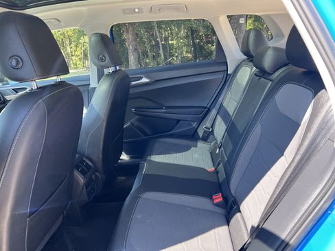 Certified 2025 Volkswagen Taos SE image 30