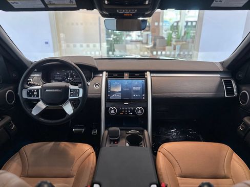 Used 2025 Land Rover Discovery Dynamic SE AWD/4WD image 13