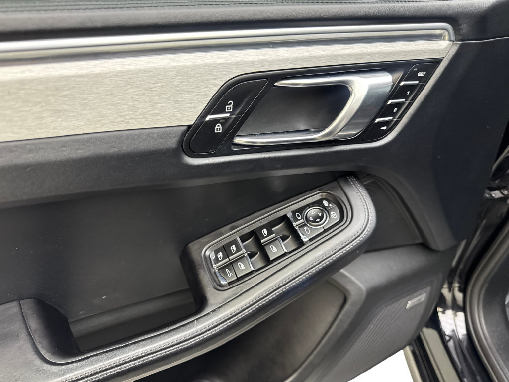 Used 2020 Porsche Macan Turbo AWD/4WD image 33