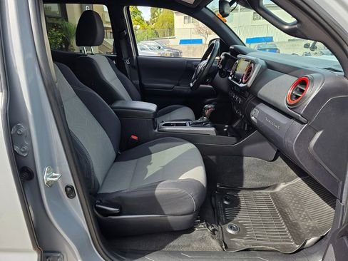 Used 2021 Toyota Tacoma TRD Sport w/ Technology Package image 16