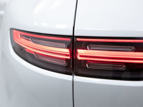 Certified 2022 Porsche Cayenne AWD/4WD image 18