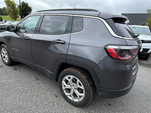 Used 2024 Jeep Compass Latitude AWD/4WD image 9