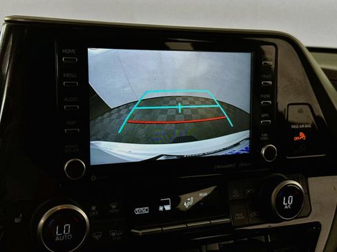 Used 2021 Toyota Highlander XLE AWD/4WD image 17