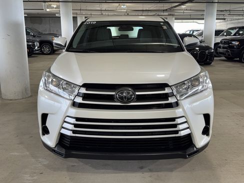 Used 2019 Toyota Highlander LE FWD image 3