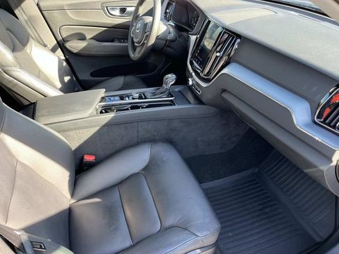Used 2020 Volvo XC60 T5 Momentum image 22