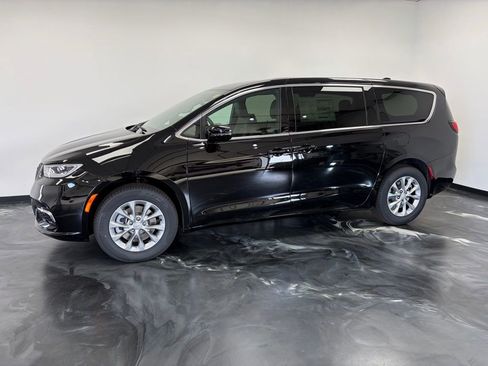 New 2026 Chrysler Pacifica Select AWD/4WD image 22