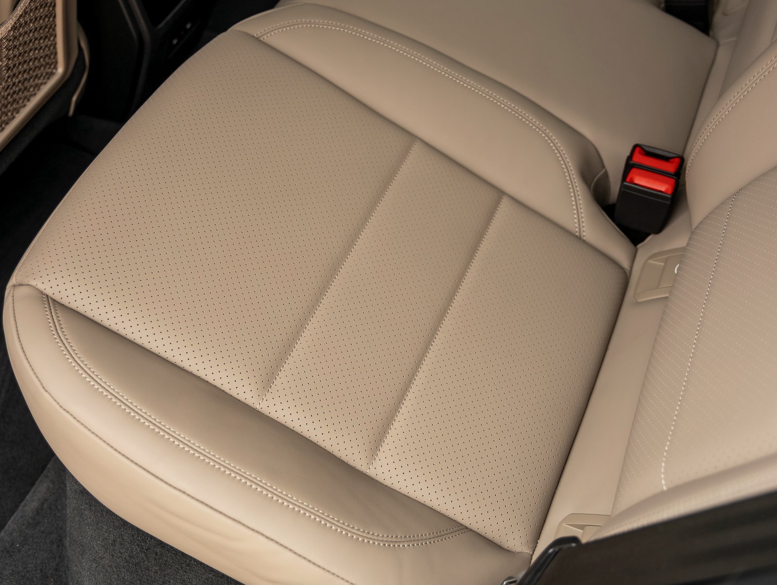 Certified 2025 Porsche Macan 4S Electric AWD/4WD image 34