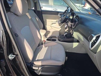 Used 2025 Kia Soul LX w/ LX Technology Package FWD image 11