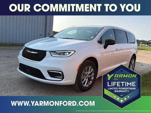 Used 2026 Chrysler Pacifica Limited AWD/4WD image 1