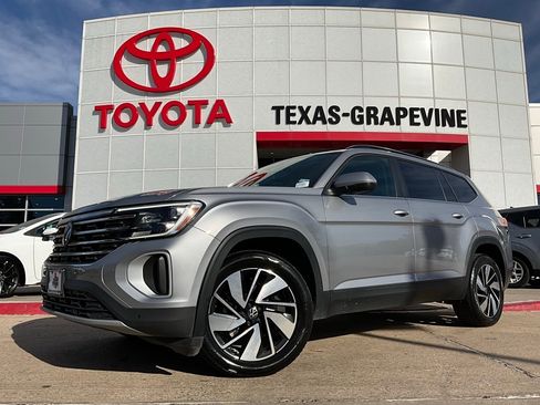 Used 2025 Volkswagen Atlas SE image 2