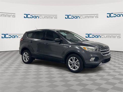 Used 2017 Ford Escape SE image 2