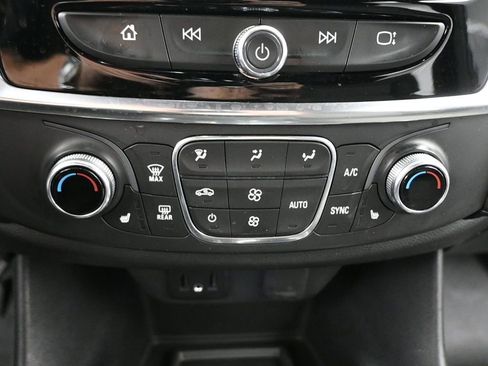 Used 2022 Chevrolet Traverse LT image 15