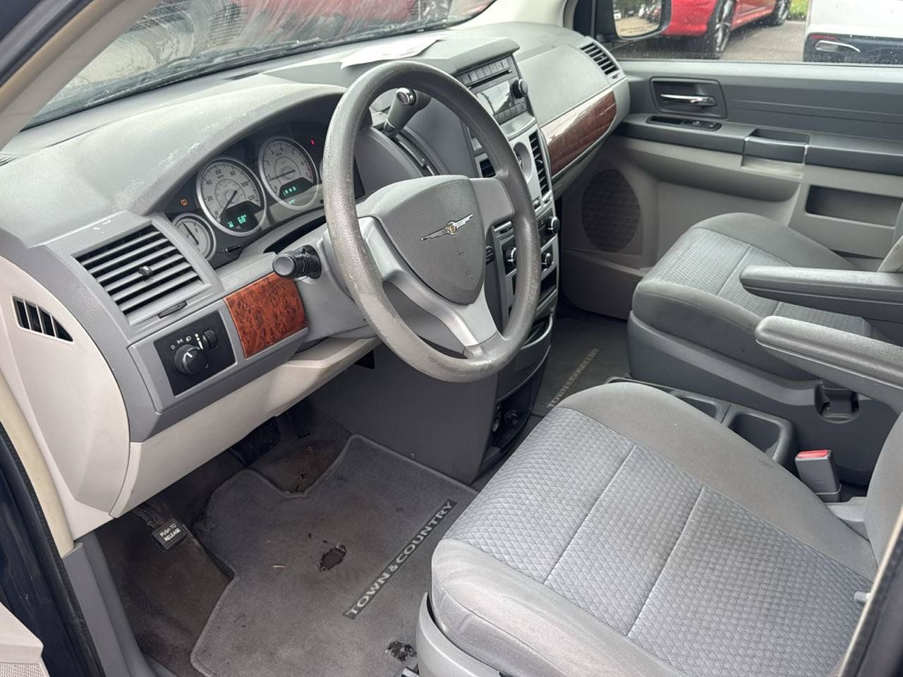 Used 2009 Chrysler Town & Country LX FWD image 9