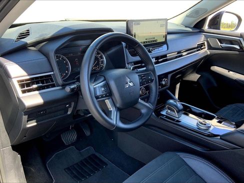 Used 2025 Mitsubishi Outlander SE FWD image 13