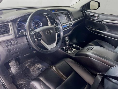 Used 2019 Toyota Highlander SE w/ Nightshade Edition AWD/4WD image 9