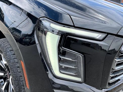 Used 2025 GMC Yukon XL AT4 w/ AT4 Premium Package AWD/4WD image 28