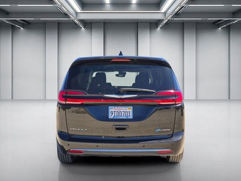 Used 2023 Chrysler Pacifica Touring-L FWD image 2
