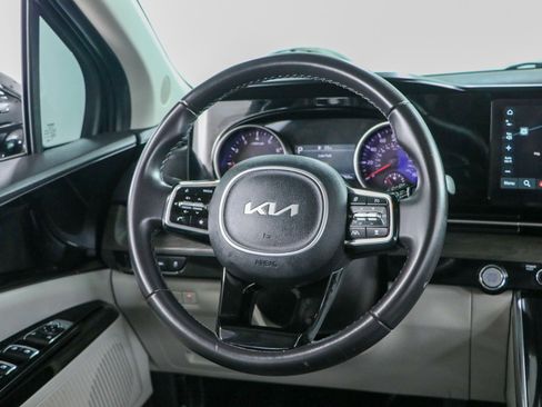 Used 2024 Kia Carnival EX FWD image 12