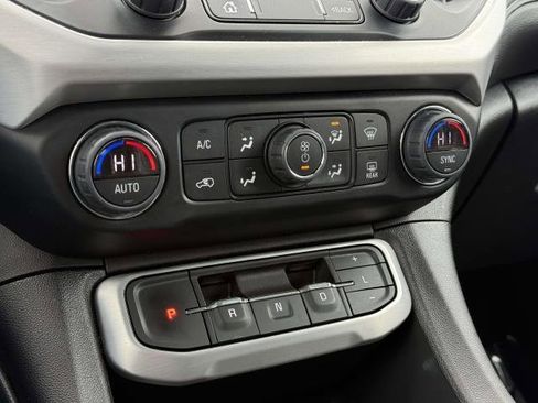 Used 2023 GMC Acadia SLT image 29