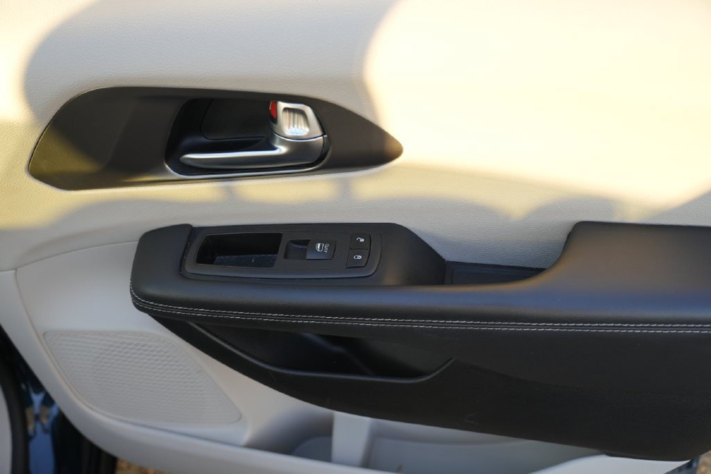 Used 2023 Chrysler Pacifica Touring-L FWD image 31