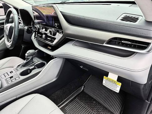 Used 2024 Toyota Highlander XLE AWD/4WD image 37