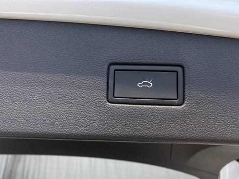 Used 2024 Volkswagen Tiguan SE image 34