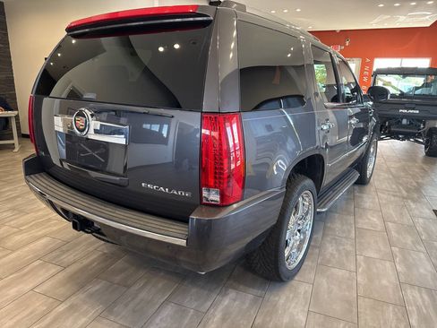 Used 2011 Cadillac Escalade Luxury image 14
