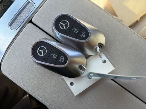 Used 2025 Mercedes-Benz GLC 300 4MATIC image 38