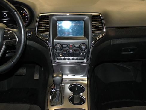 Used 2018 Jeep Grand Cherokee Laredo AWD/4WD image 14