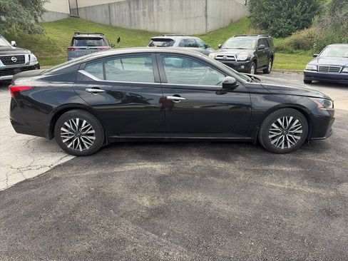 Used 2023 Nissan Altima 2.5 SV w/ SV Premium Package FWD image 4