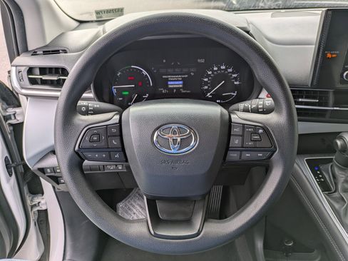 Used 2025 Toyota Sienna LE image 18